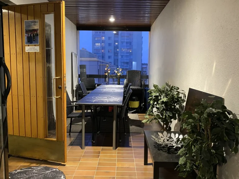 ruokailupöytä